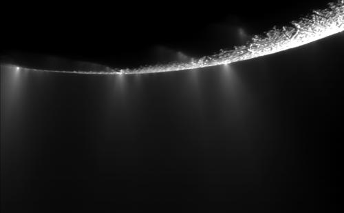 Geysers à la surface d'Encelade